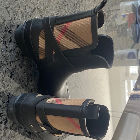 Burberry Black and Tan Winter Boots - Picture 2 of 5